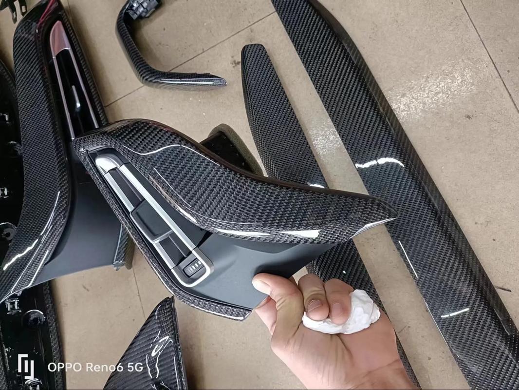 宝马i8内饰件升级碳纤维 科技感与轻量化的完美融合