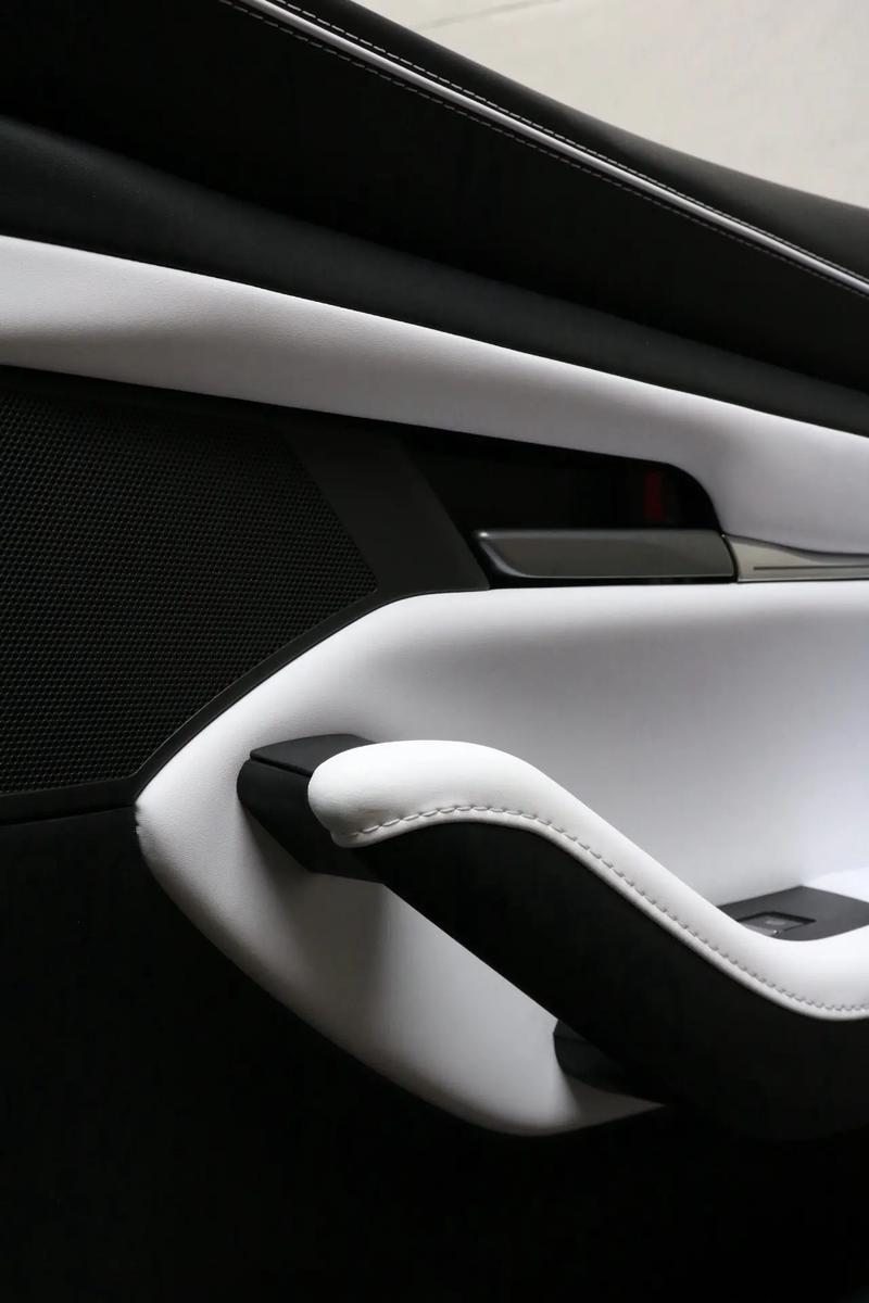 黑白交织下的汽车内饰美学 橡胶制品的沉稳与优雅
